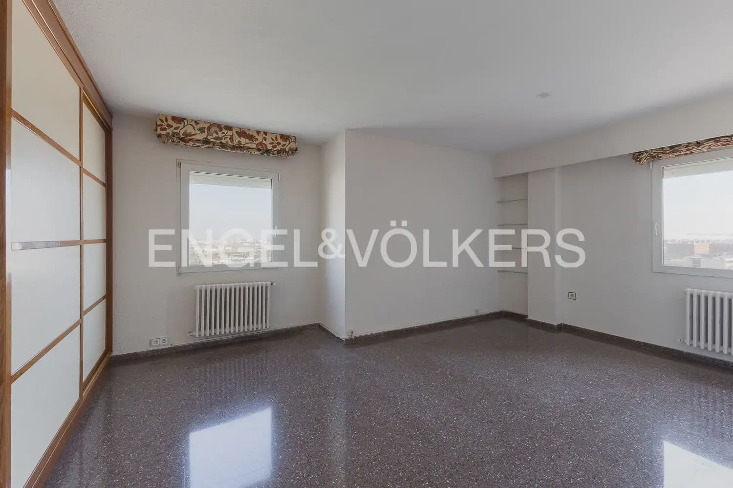 2 slaapkamer Flat te huur in Valencia stad met garage - € 1.300 (Ref: 9985748)