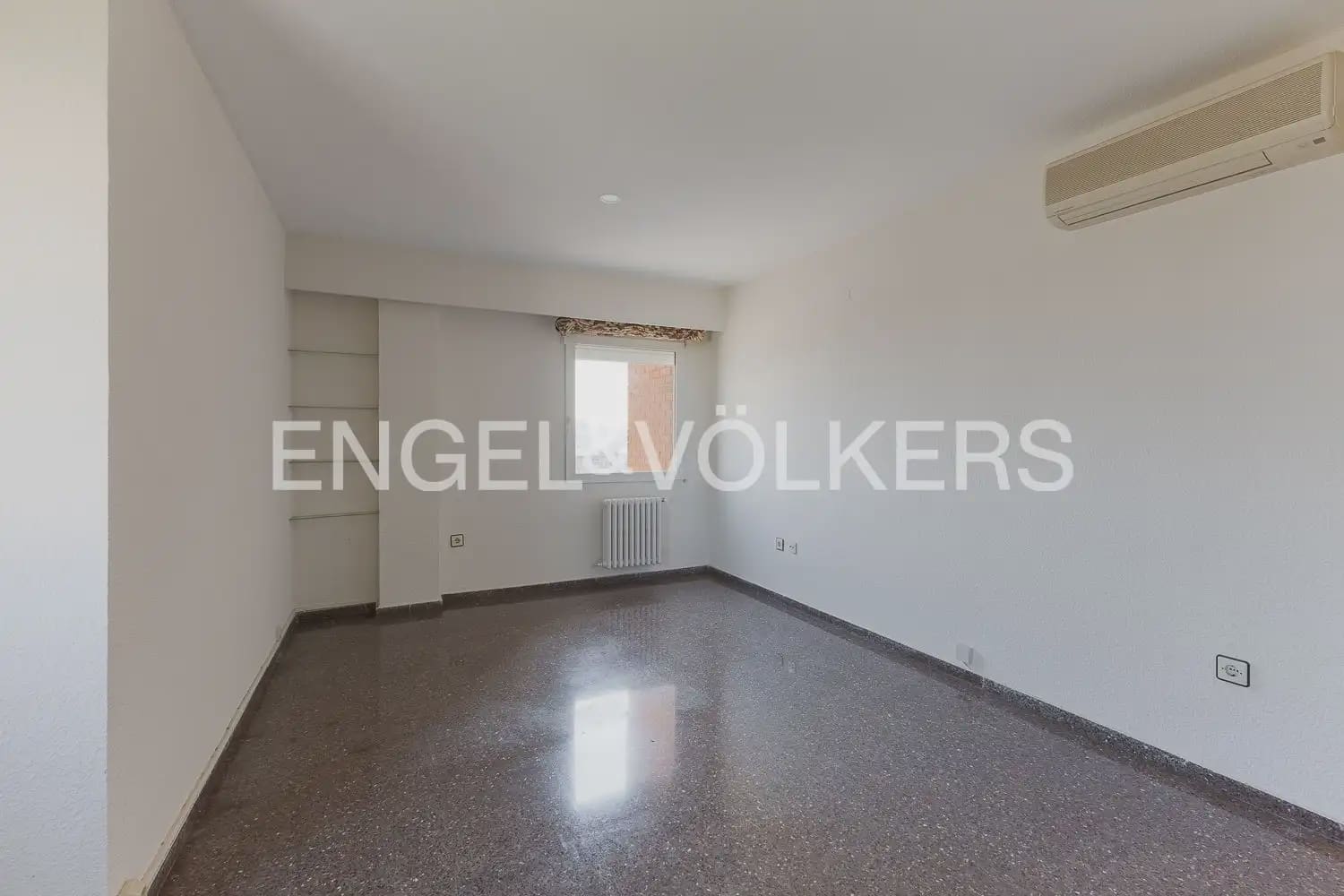 2 slaapkamer Flat te huur in Valencia stad met garage - € 1.300 (Ref: 9985748)