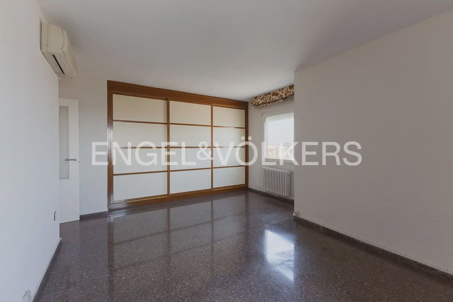 2 slaapkamer Flat te huur in Valencia stad met garage - € 1.300 (Ref: 9985748)