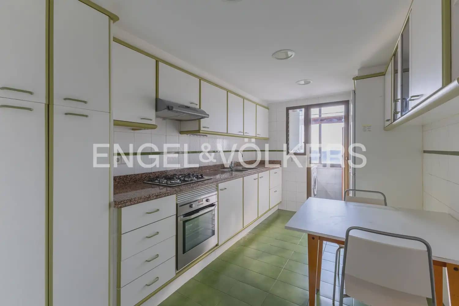 2 slaapkamer Flat te huur in Valencia stad met garage - € 1.300 (Ref: 9985748)