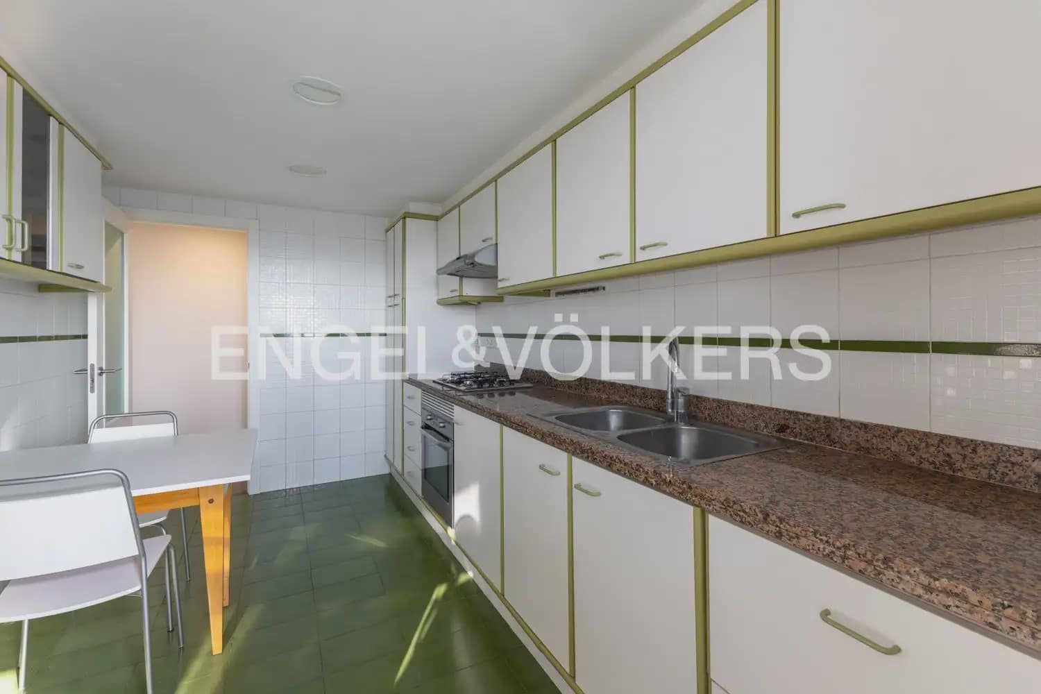 2 slaapkamer Flat te huur in Valencia stad met garage - € 1.300 (Ref: 9985748)