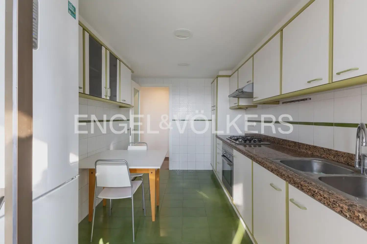 2 slaapkamer Flat te huur in Valencia stad met garage - € 1.300 (Ref: 9985748)