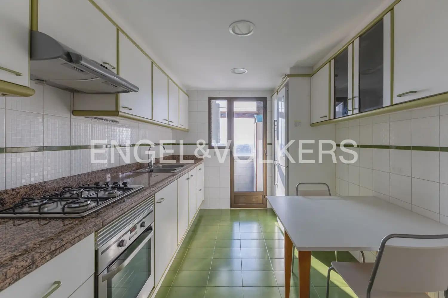 2 slaapkamer Flat te huur in Valencia stad met garage - € 1.300 (Ref: 9985748)