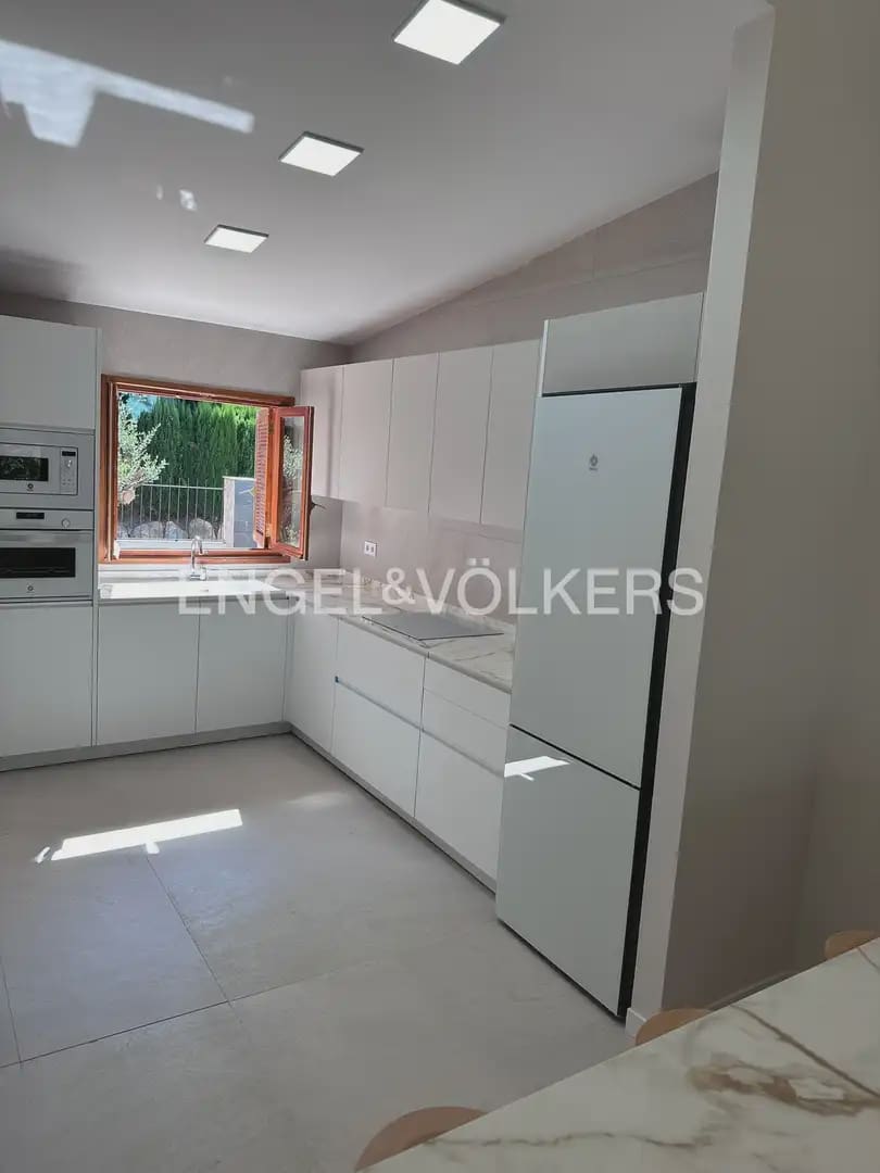 5 bedroom Villa for rent in Chiva with pool - € 3,500 (Ref: 9986169)