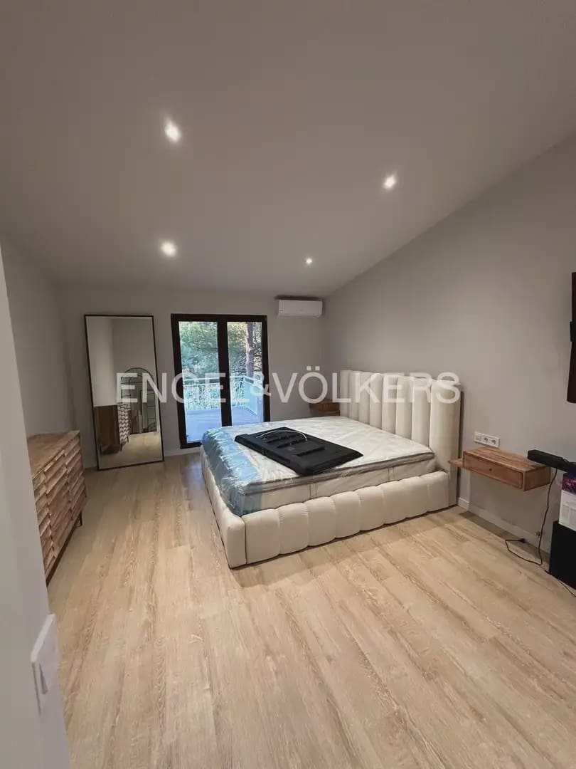 5 bedroom Villa for rent in Chiva with pool - € 3,500 (Ref: 9986169)