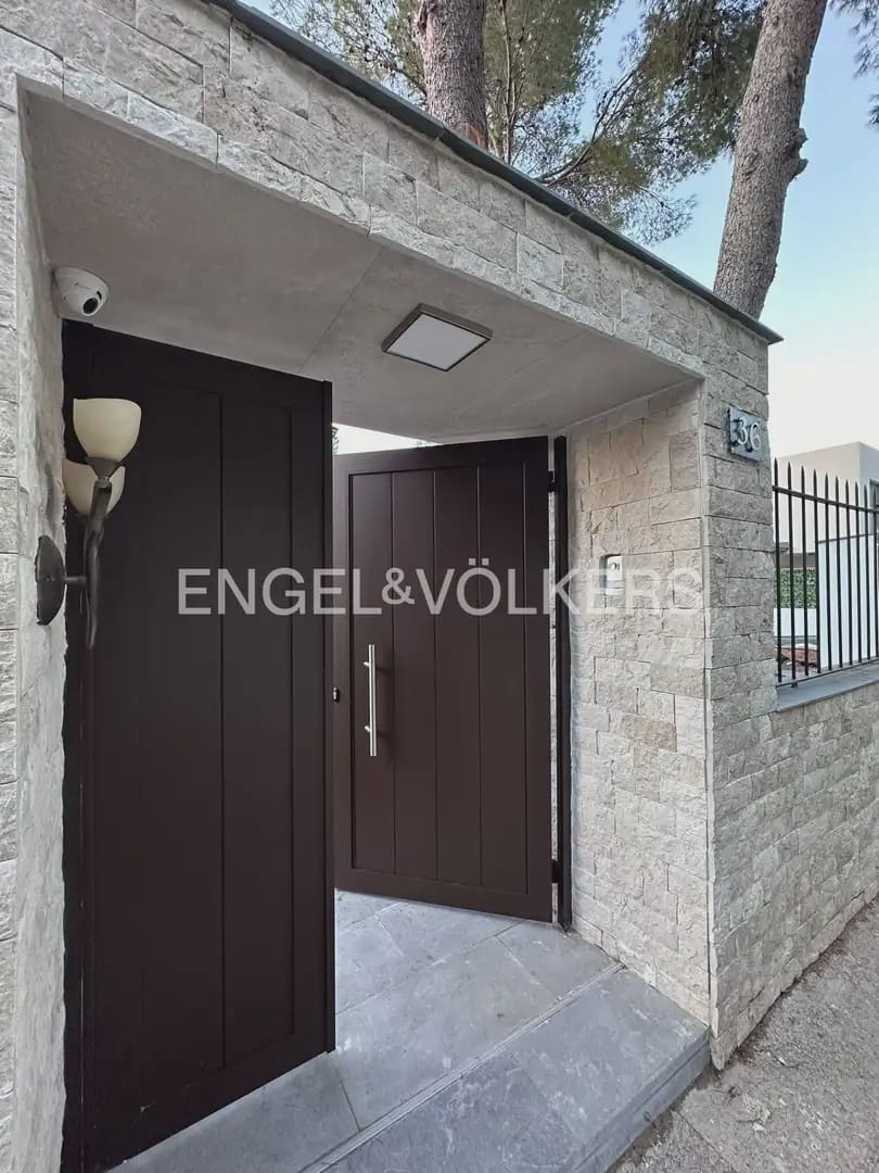 5 bedroom Villa for rent in Chiva with pool - € 3,500 (Ref: 9986169)