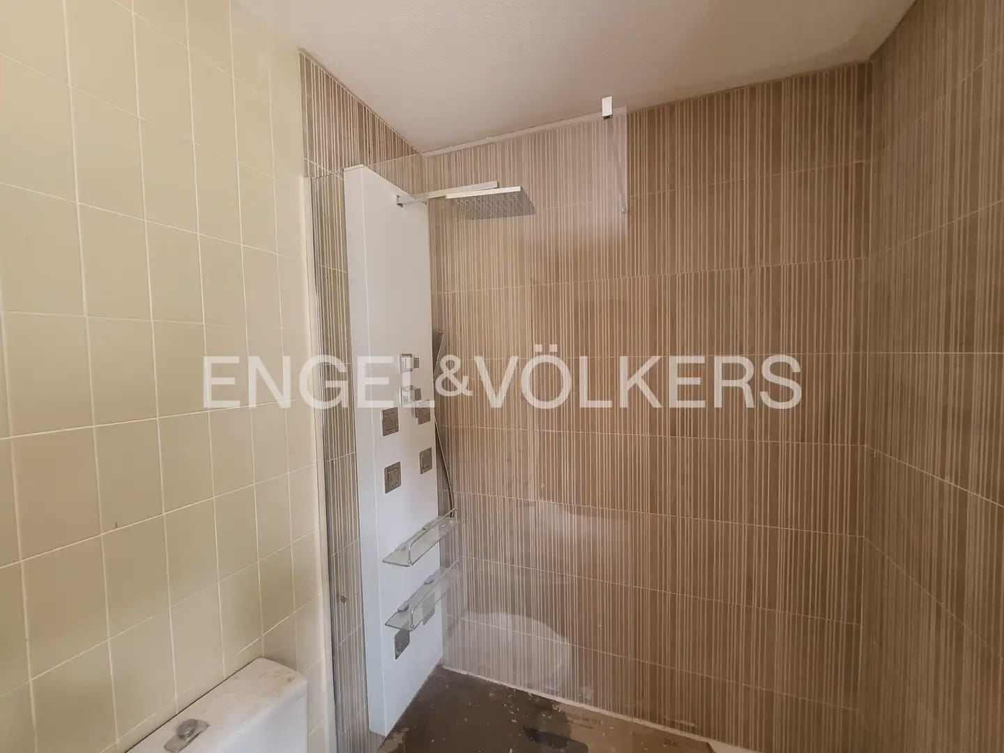 5 bedroom Villa for rent in Chiva with pool - € 3,500 (Ref: 9986169)