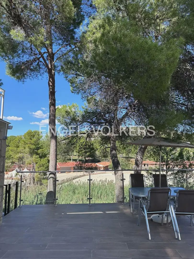 5 bedroom Villa for rent in Chiva with pool - € 3,500 (Ref: 9986169)