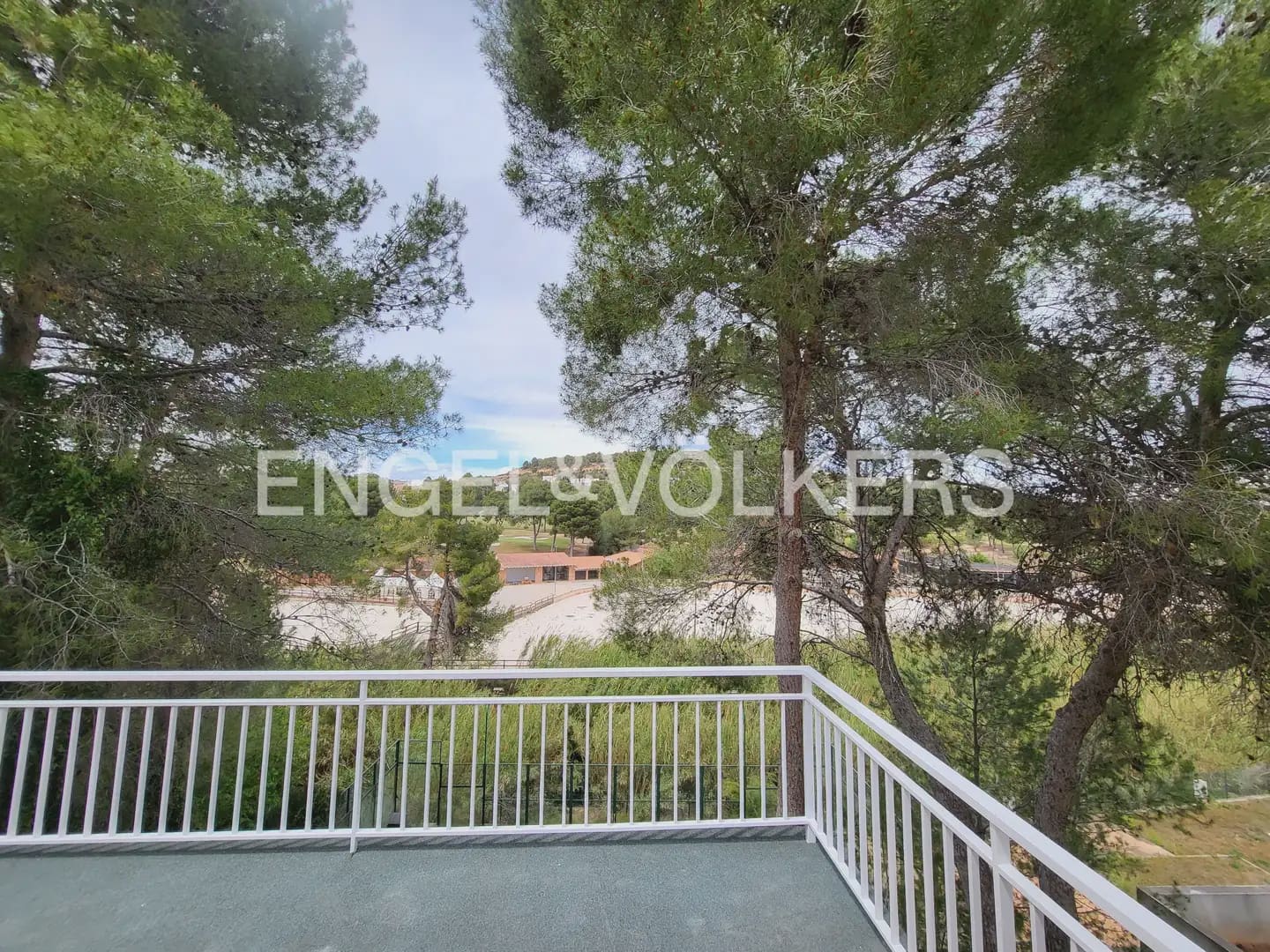5 bedroom Villa for rent in Chiva with pool - € 3,500 (Ref: 9986169)