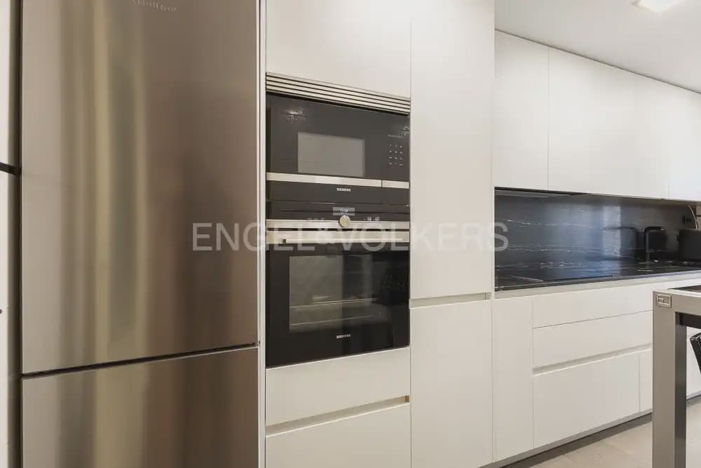3 slaapkamer Flat te huur in Valencia stad met zwembad garage - € 1.900 (Ref: 9989405)
