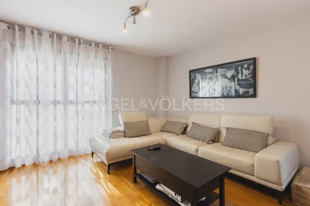 3 slaapkamer Flat te huur in Valencia stad met zwembad garage - € 1.900 (Ref: 9989405)