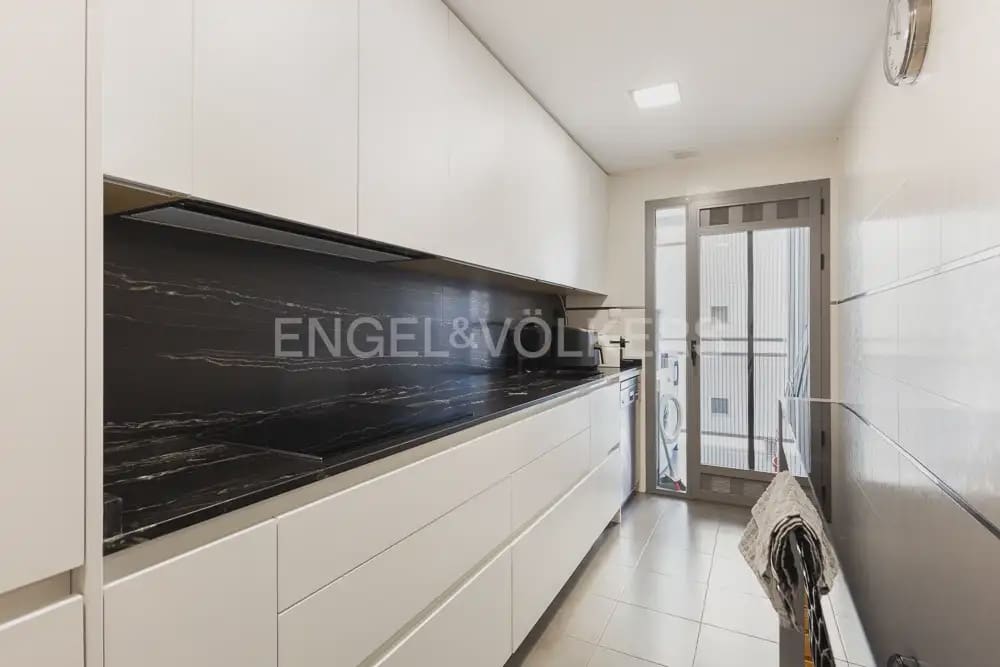 3 slaapkamer Flat te huur in Valencia stad met zwembad garage - € 1.900 (Ref: 9989405)