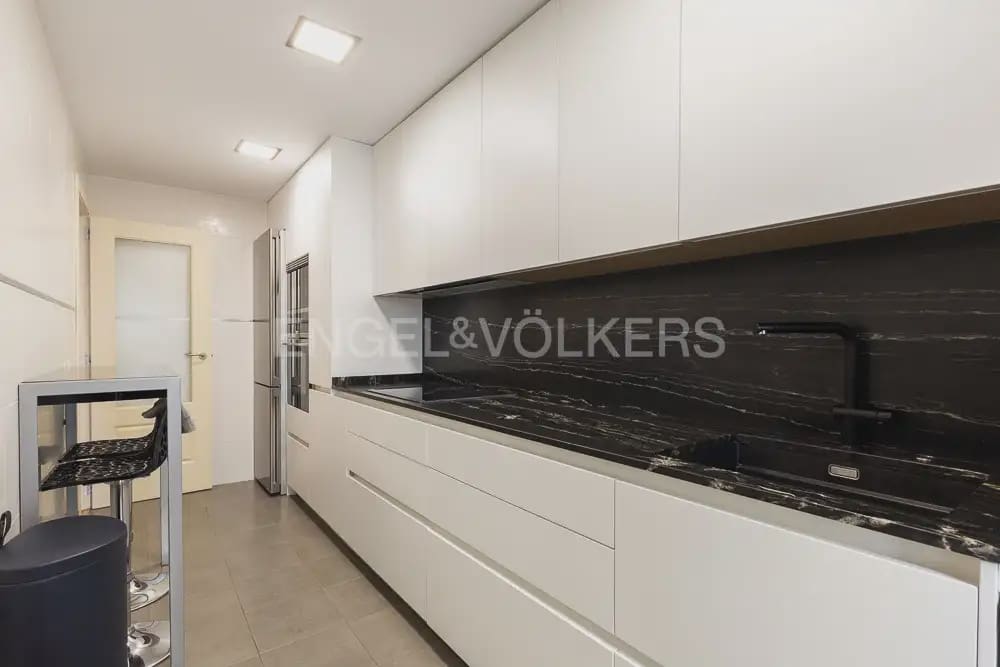 3 slaapkamer Flat te huur in Valencia stad met zwembad garage - € 1.900 (Ref: 9989405)