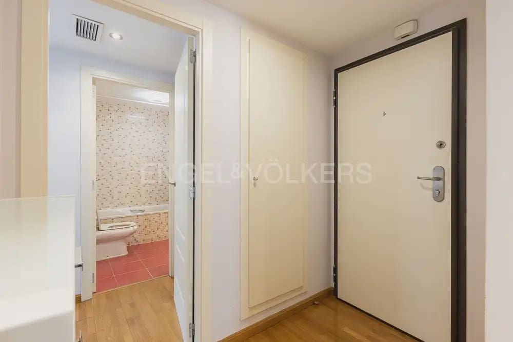 3 slaapkamer Flat te huur in Valencia stad met zwembad garage - € 1.900 (Ref: 9989405)