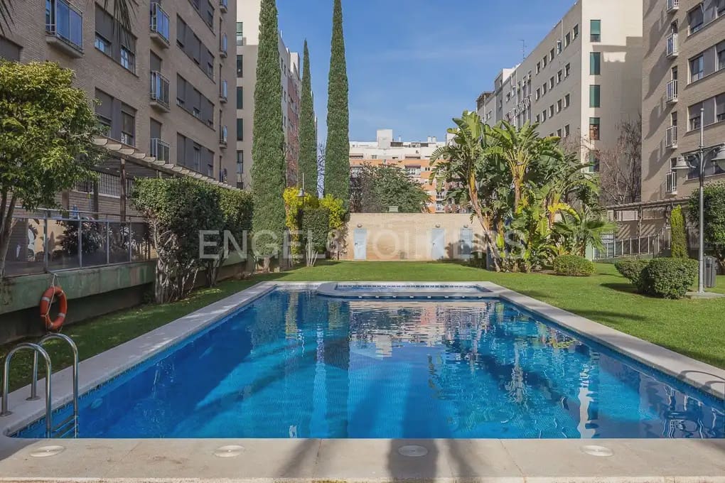 3 slaapkamer Flat te huur in Valencia stad met zwembad garage - € 1.900 (Ref: 9989405)