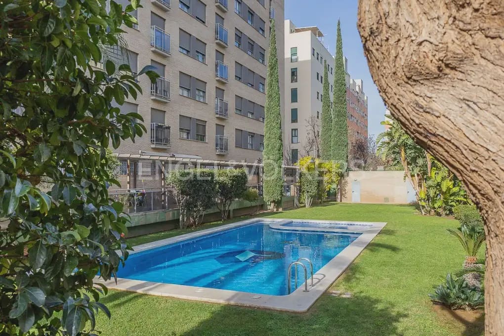 3 slaapkamer Flat te huur in Valencia stad met zwembad garage - € 1.900 (Ref: 9989405)