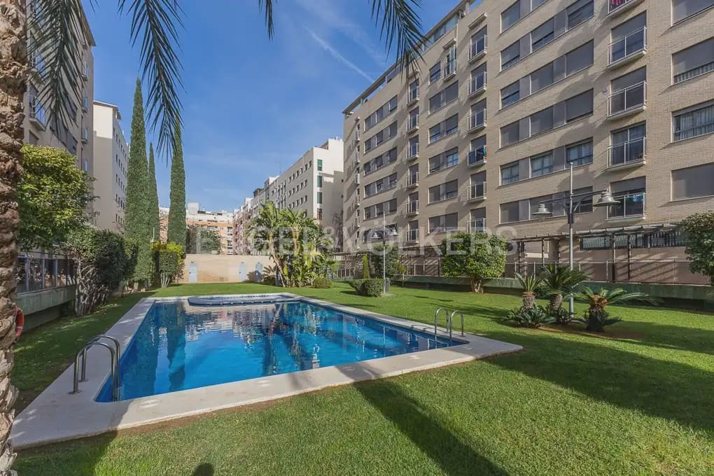 3 slaapkamer Flat te huur in Valencia stad met zwembad garage - € 1.900 (Ref: 9989405)