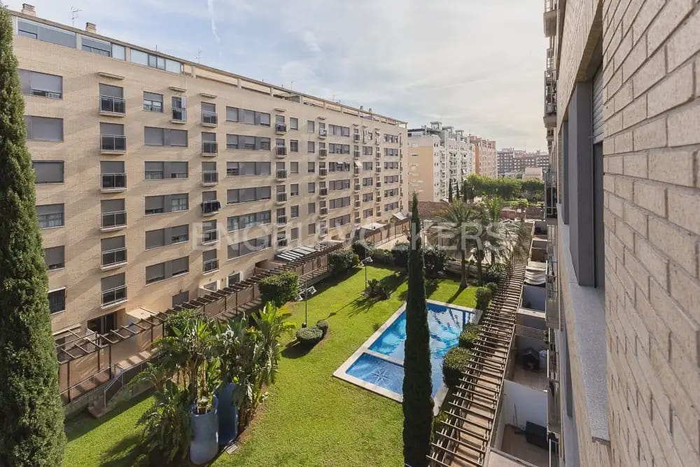 3 slaapkamer Flat te huur in Valencia stad met zwembad garage - € 1.900 (Ref: 9989405)