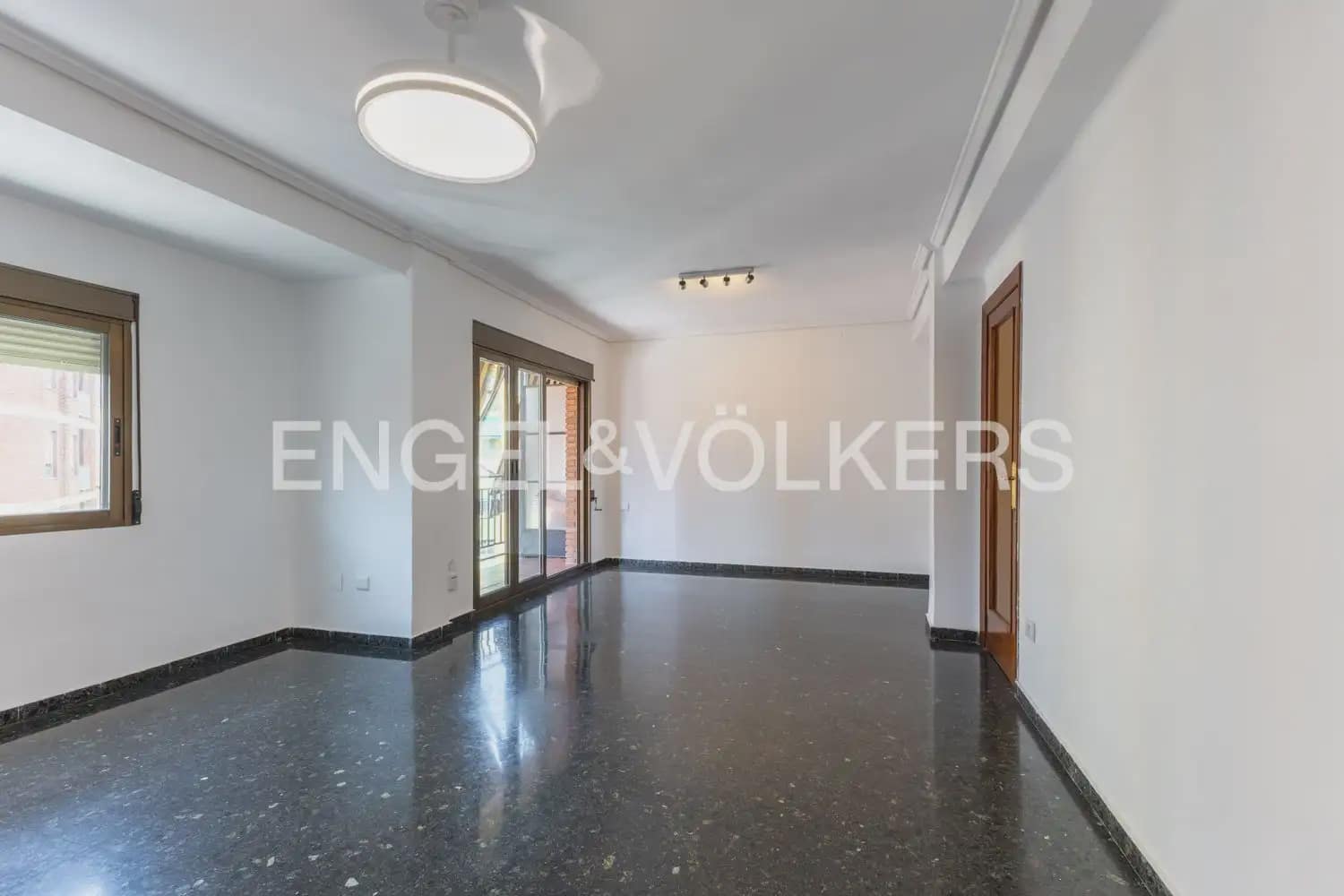 Piso de 3 habitaciones en València ciudad en alquiler con garaje - 1.580 € (Ref: 9989767)