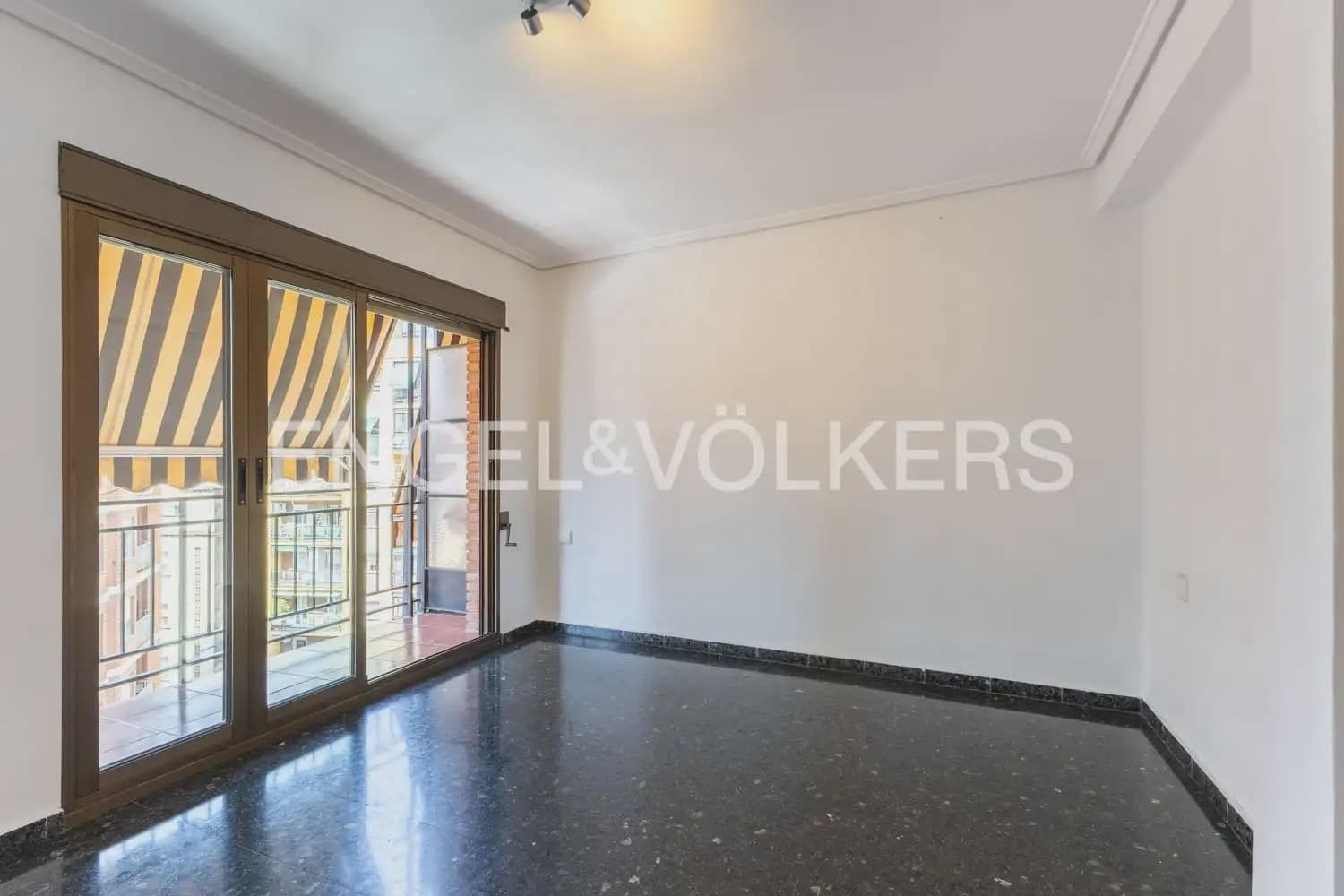 Piso de 3 habitaciones en València ciudad en alquiler con garaje - 1.580 € (Ref: 9989767)