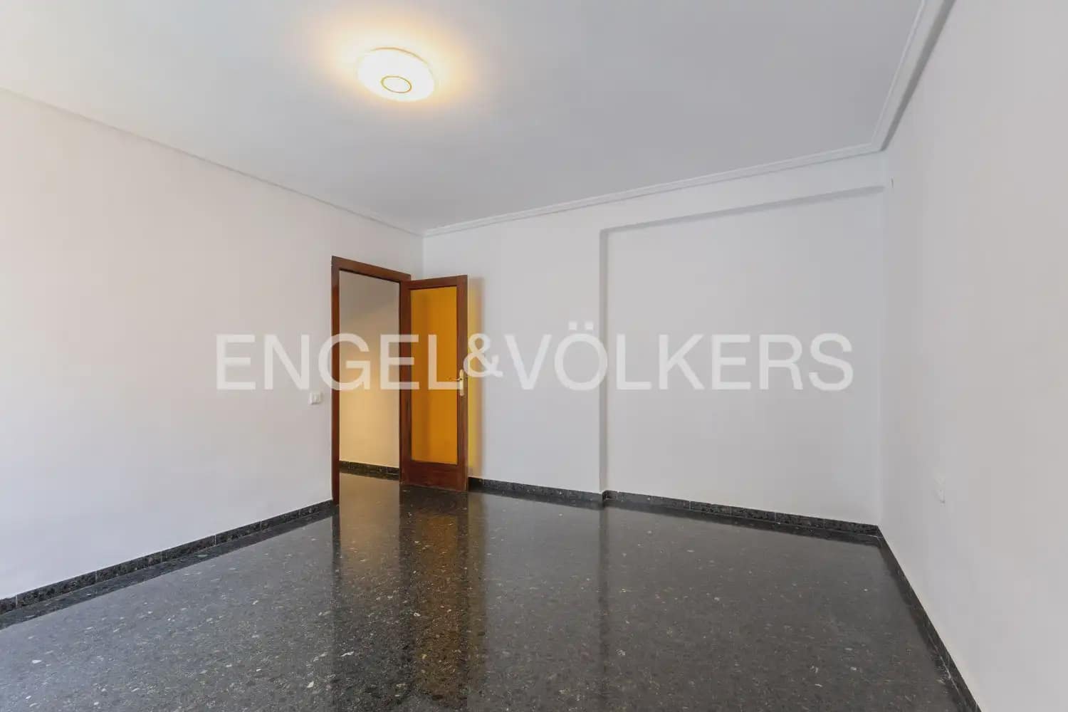 Piso de 3 habitaciones en València ciudad en alquiler con garaje - 1.580 € (Ref: 9989767)