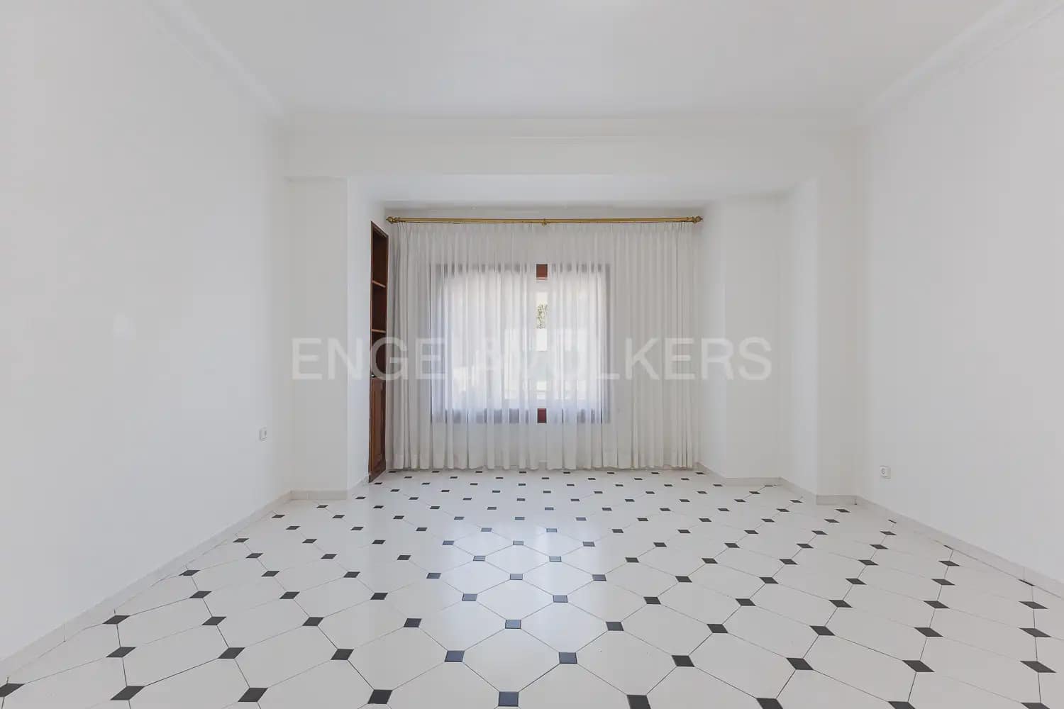 3 bedroom Flat for rent in Valencia city - € 2,100 (Ref: 9995975)