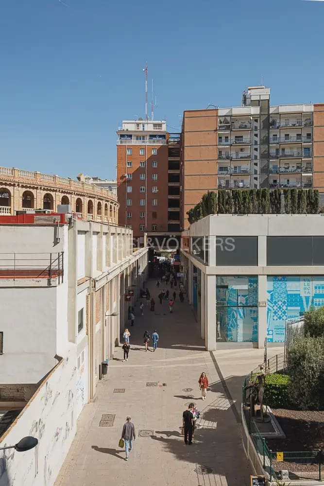 3 bedroom Flat for rent in Valencia city - € 2,100 (Ref: 9995975)