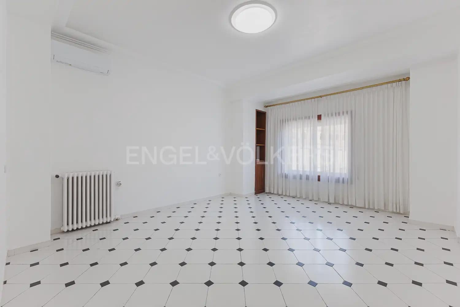 3 bedroom Flat for rent in Valencia city - € 2,100 (Ref: 9995975)