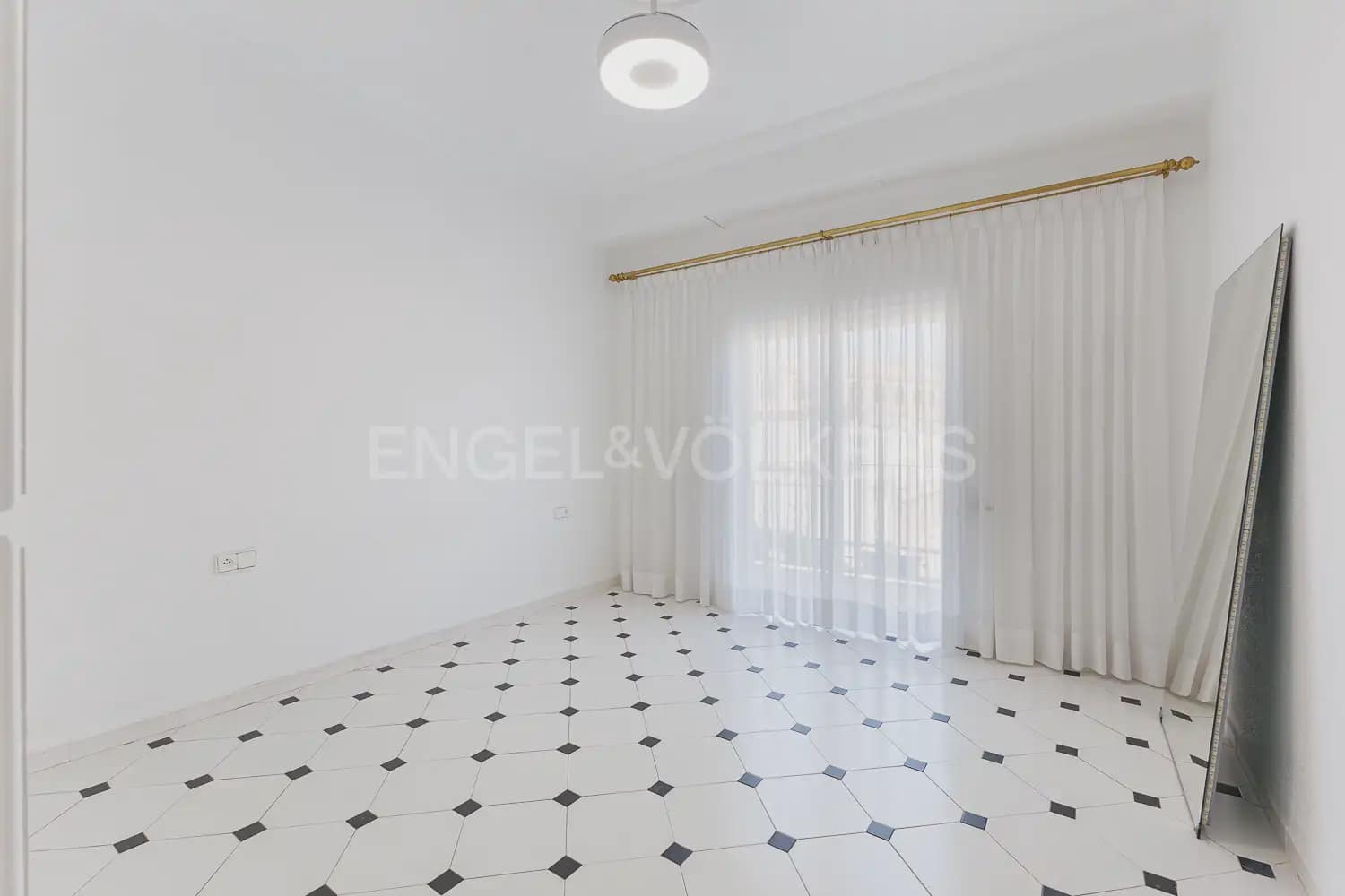 3 bedroom Flat for rent in Valencia city - € 2,100 (Ref: 9995975)