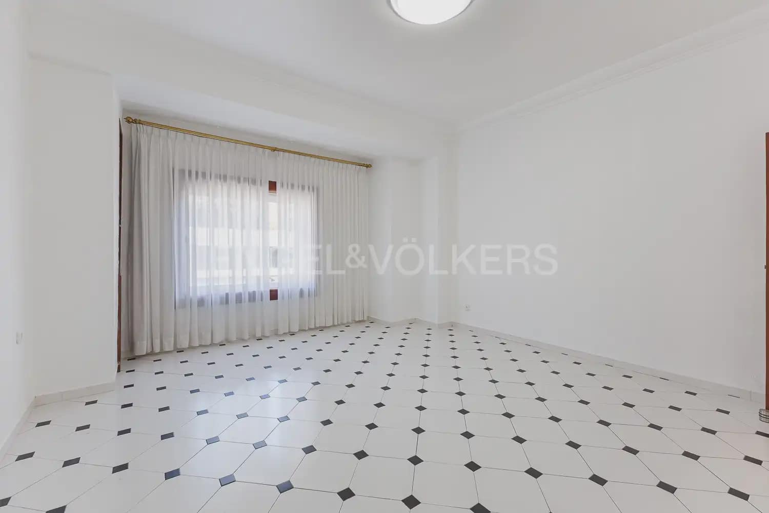 3 bedroom Flat for rent in Valencia city - € 2,100 (Ref: 9995975)