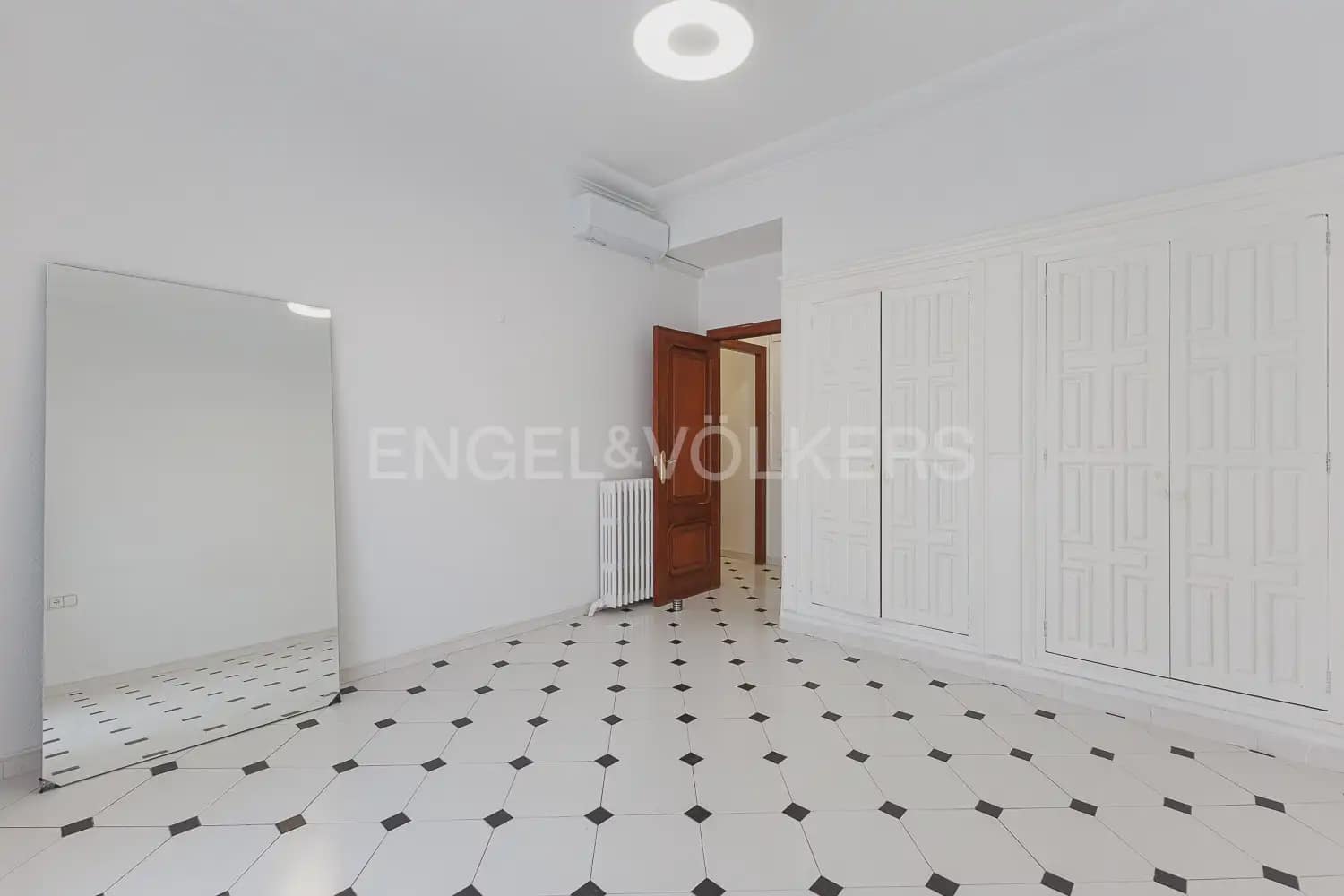 3 bedroom Flat for rent in Valencia city - € 2,100 (Ref: 9995975)