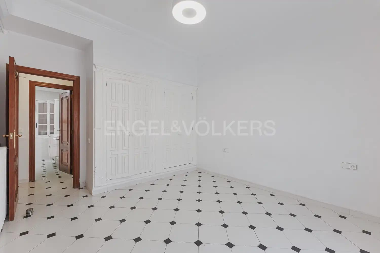 3 bedroom Flat for rent in Valencia city - € 2,100 (Ref: 9995975)