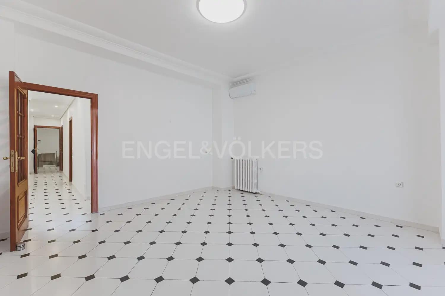 3 bedroom Flat for rent in Valencia city - € 2,100 (Ref: 9995975)