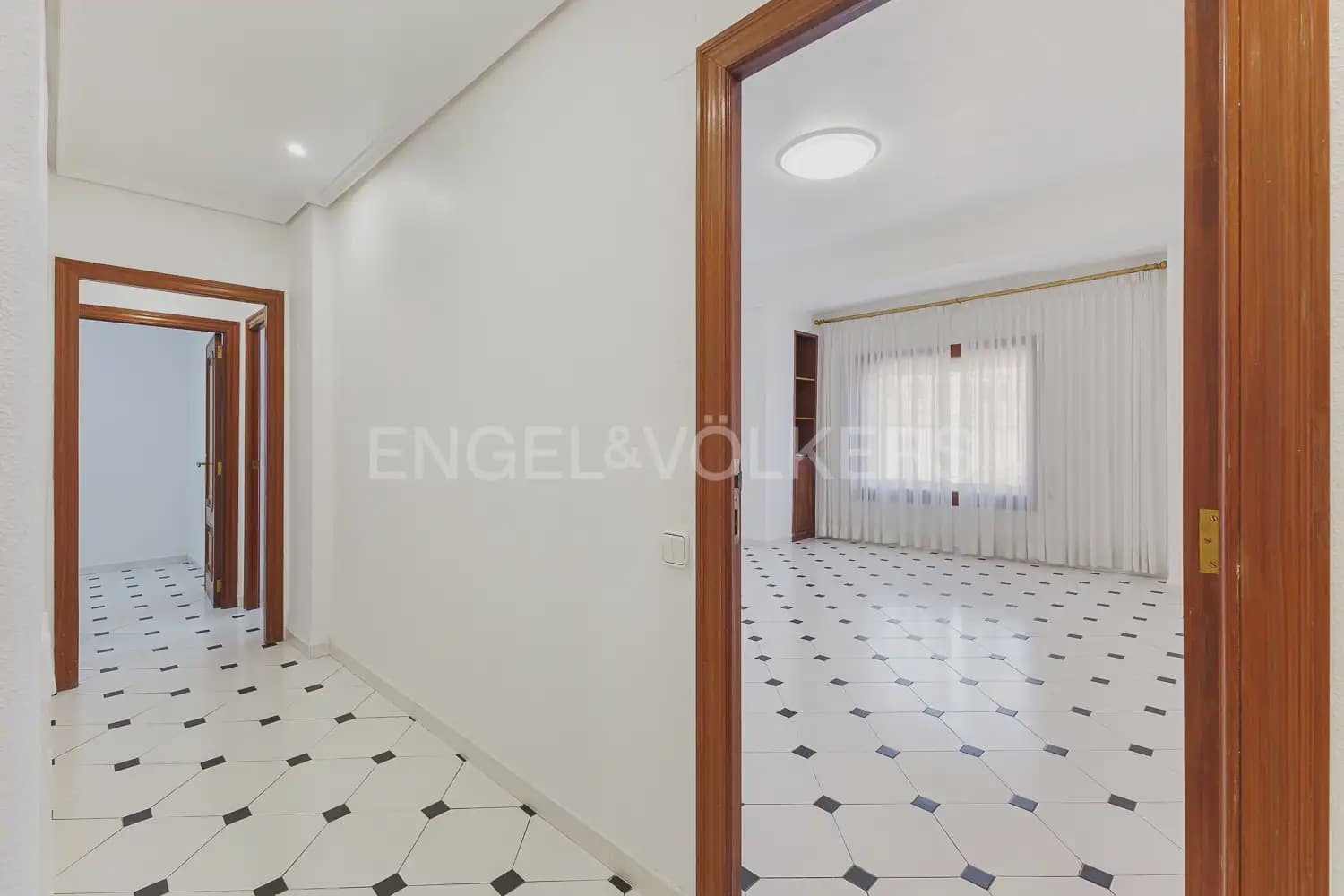 3 bedroom Flat for rent in Valencia city - € 2,100 (Ref: 9995975)