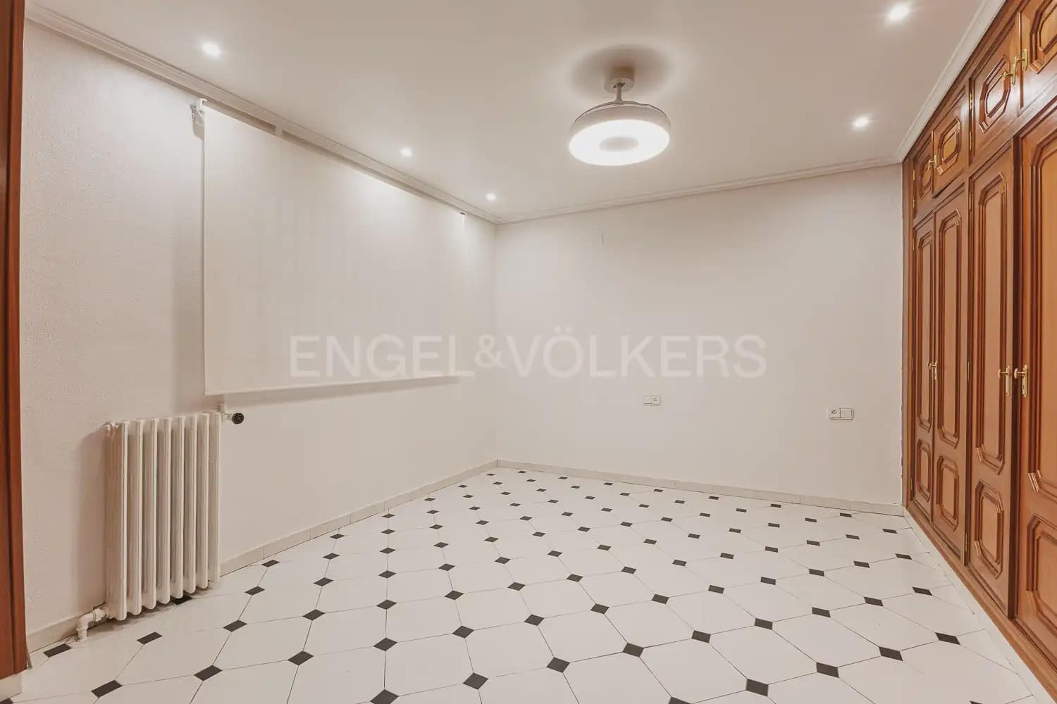 3 bedroom Flat for rent in Valencia city - € 2,100 (Ref: 9995975)