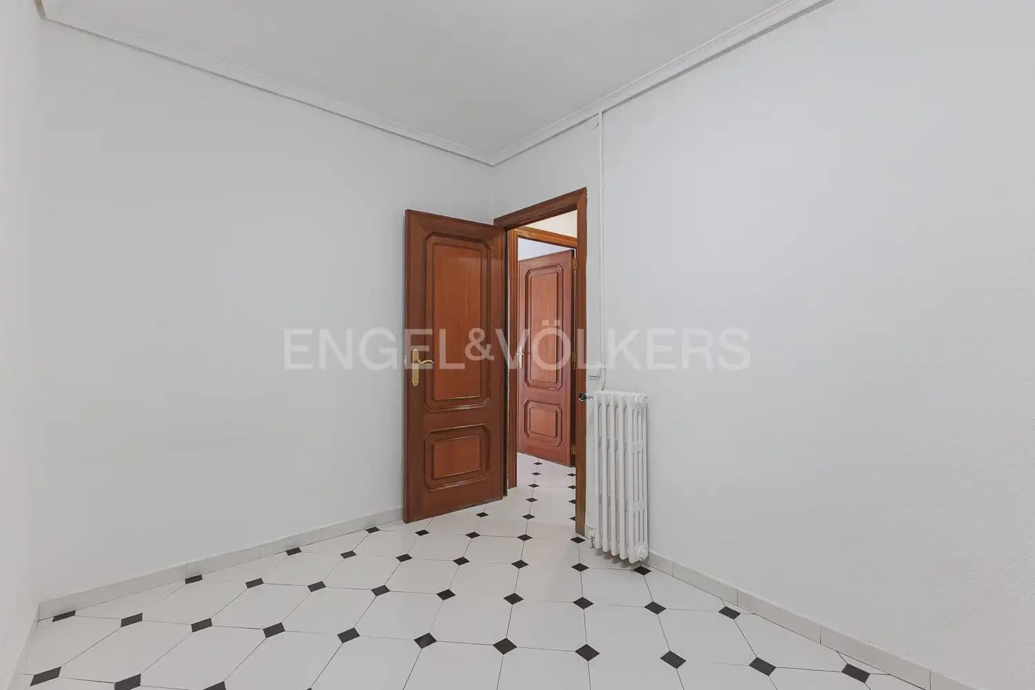 3 bedroom Flat for rent in Valencia city - € 2,100 (Ref: 9995975)