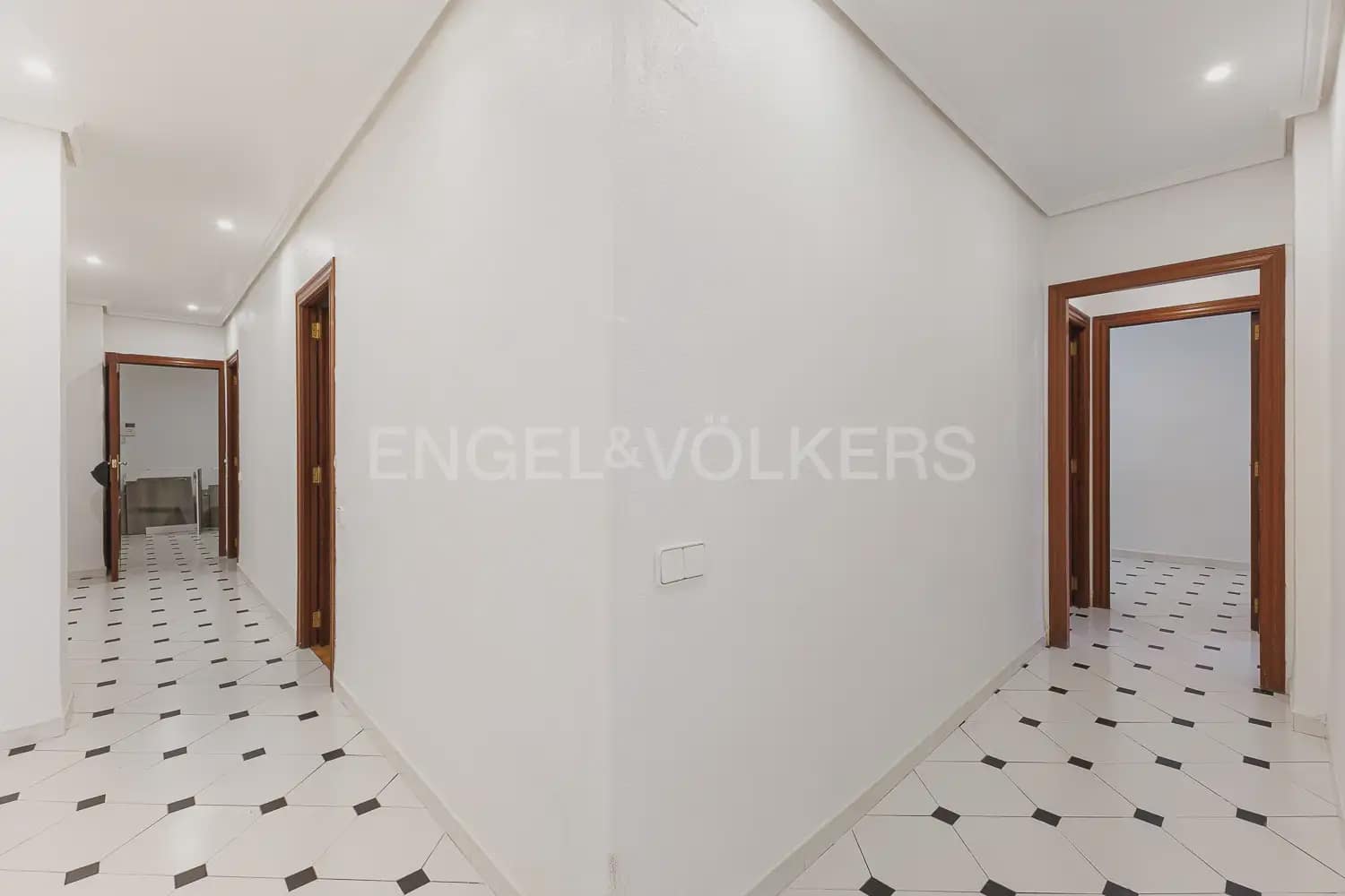 3 bedroom Flat for rent in Valencia city - € 2,100 (Ref: 9995975)