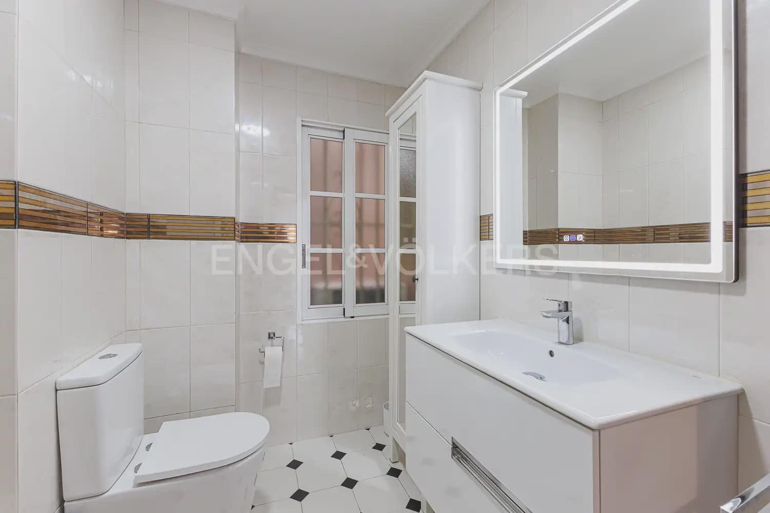 3 bedroom Flat for rent in Valencia city - € 2,100 (Ref: 9995975)