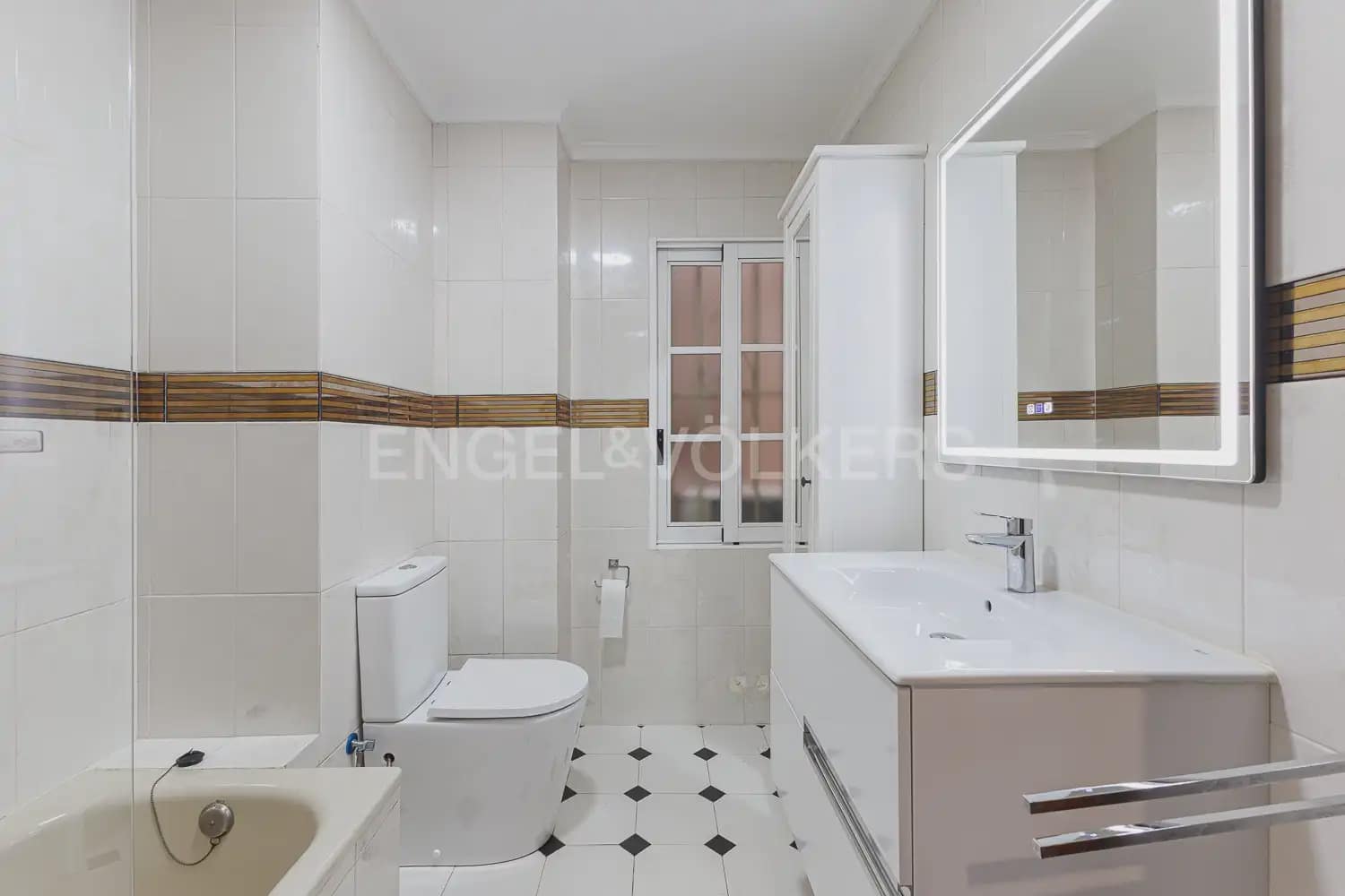 3 bedroom Flat for rent in Valencia city - € 2,100 (Ref: 9995975)