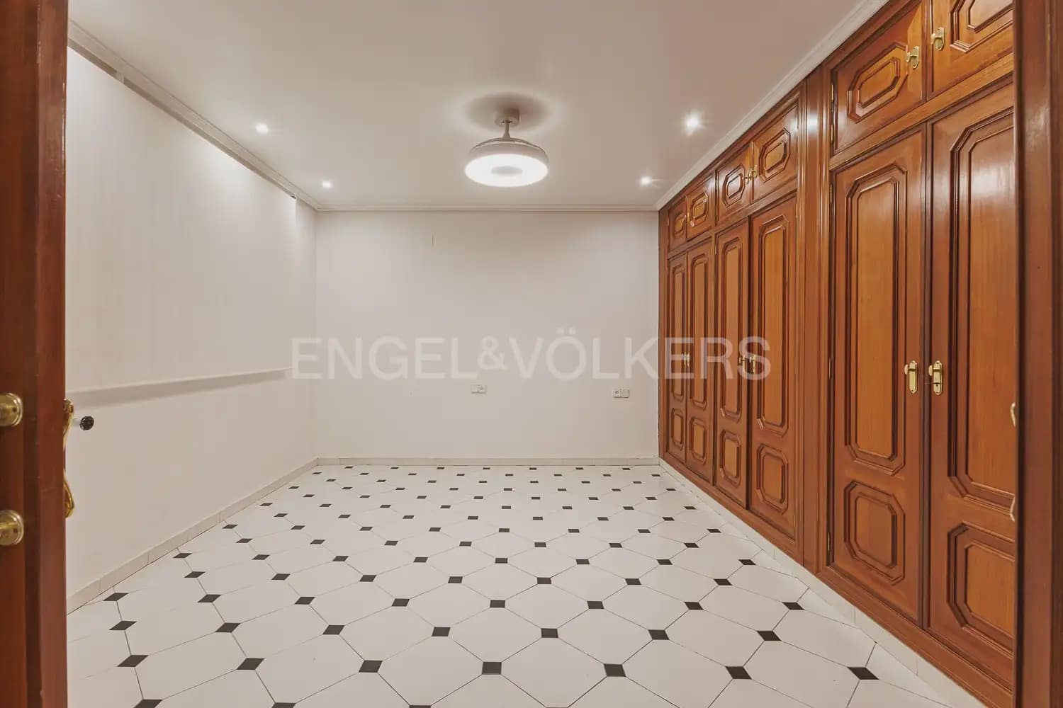 3 bedroom Flat for rent in Valencia city - € 2,100 (Ref: 9995975)