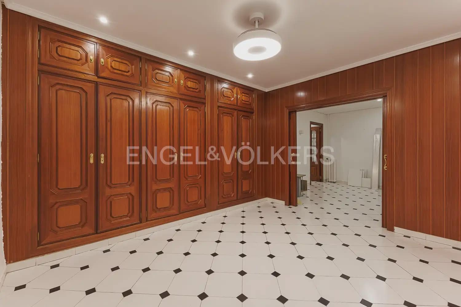 3 bedroom Flat for rent in Valencia city - € 2,100 (Ref: 9995975)