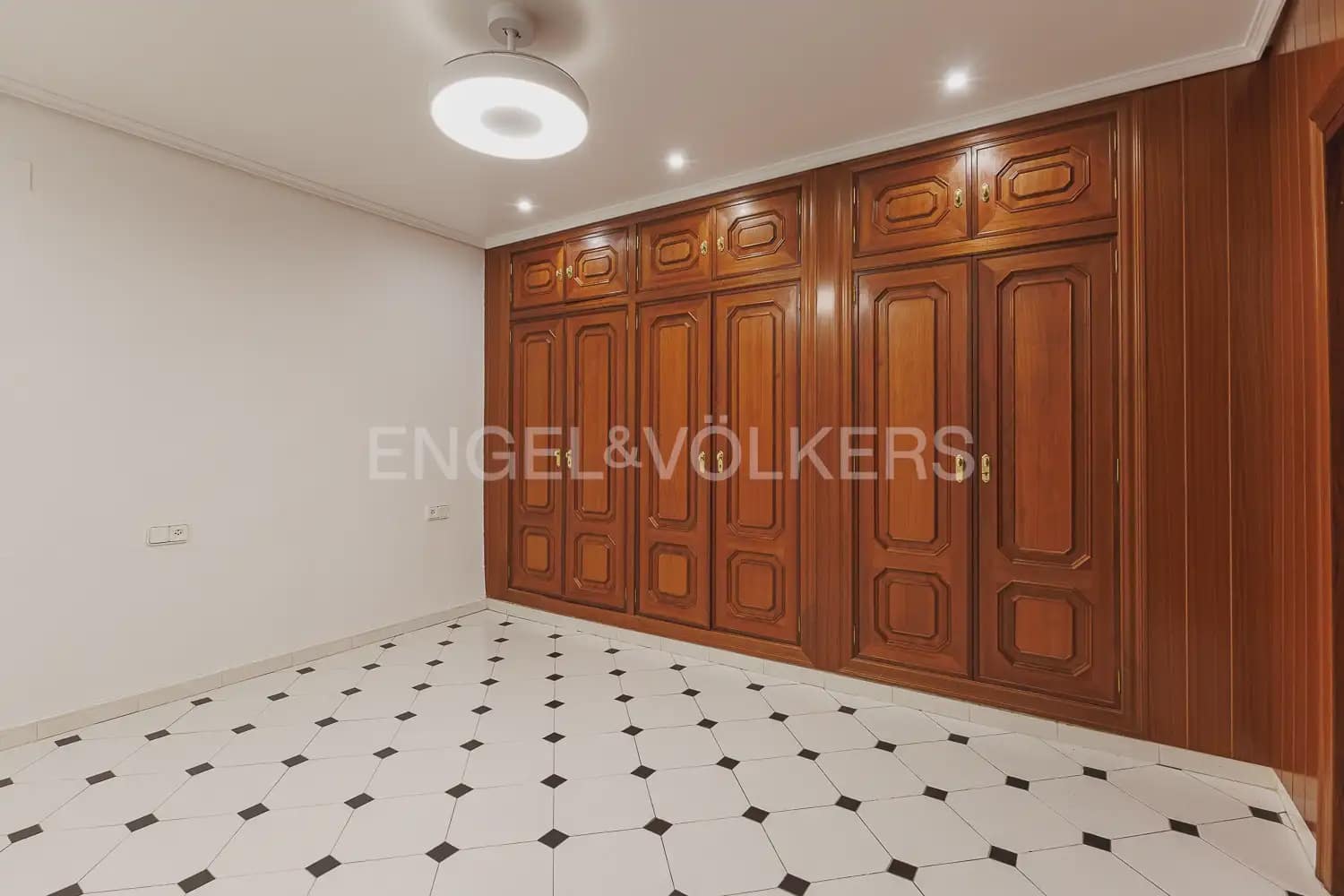 3 bedroom Flat for rent in Valencia city - € 2,100 (Ref: 9995975)