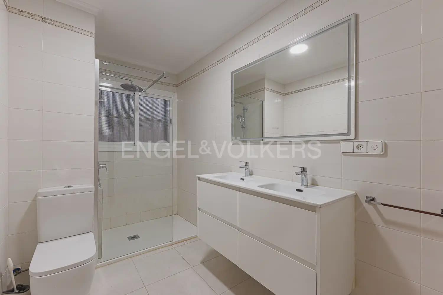 3 bedroom Flat for rent in Valencia city - € 2,100 (Ref: 9995975)