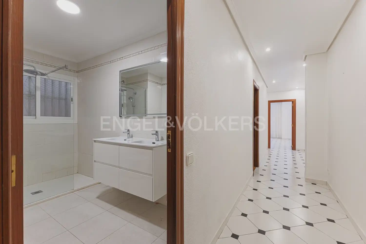 3 bedroom Flat for rent in Valencia city - € 2,100 (Ref: 9995975)