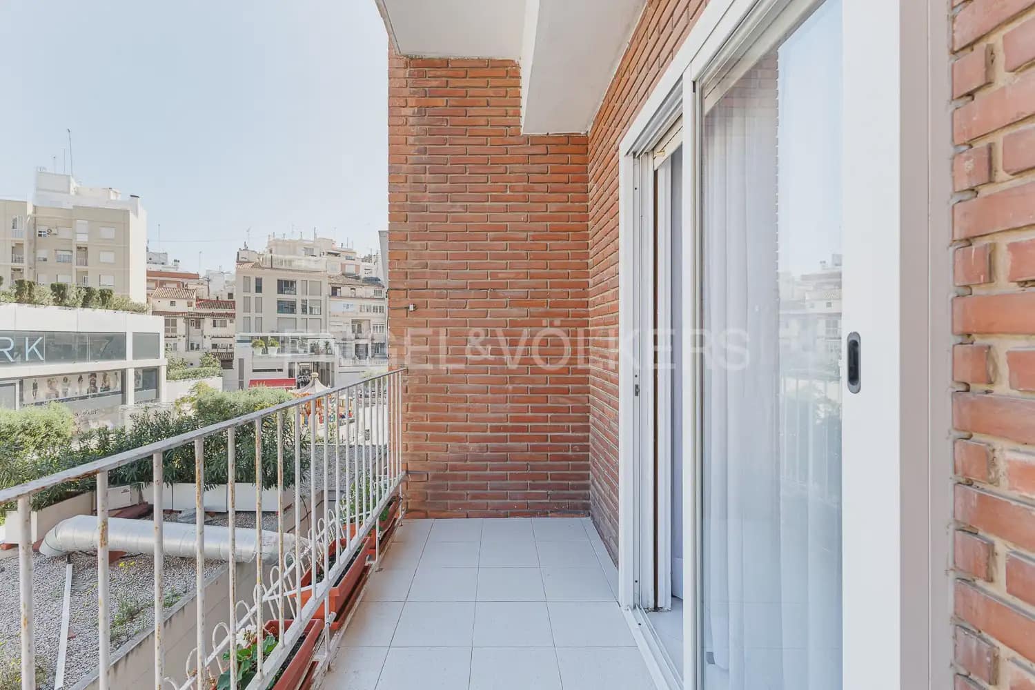 3 bedroom Flat for rent in Valencia city - € 2,100 (Ref: 9995975)