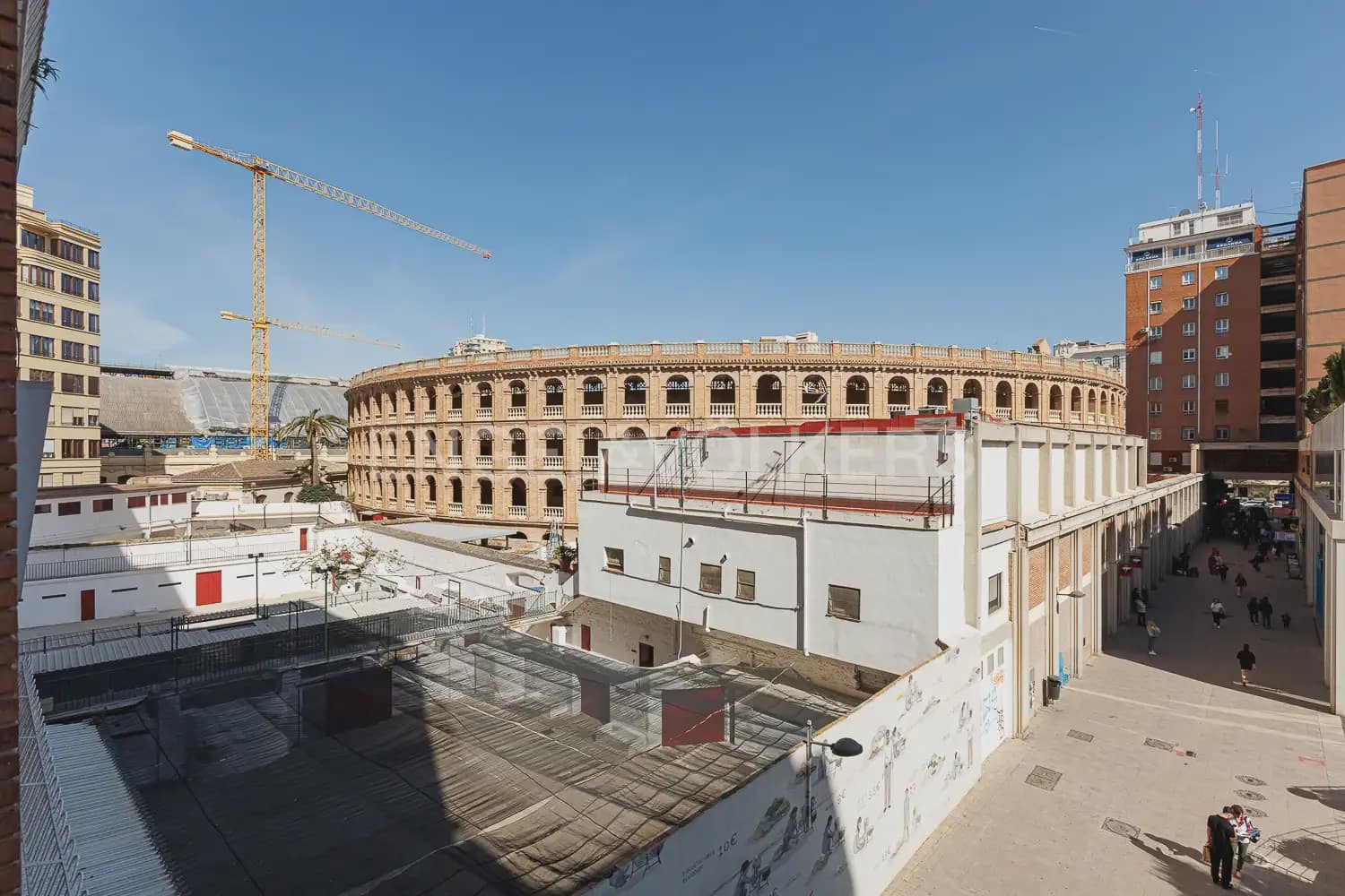 3 bedroom Flat for rent in Valencia city - € 2,100 (Ref: 9995975)