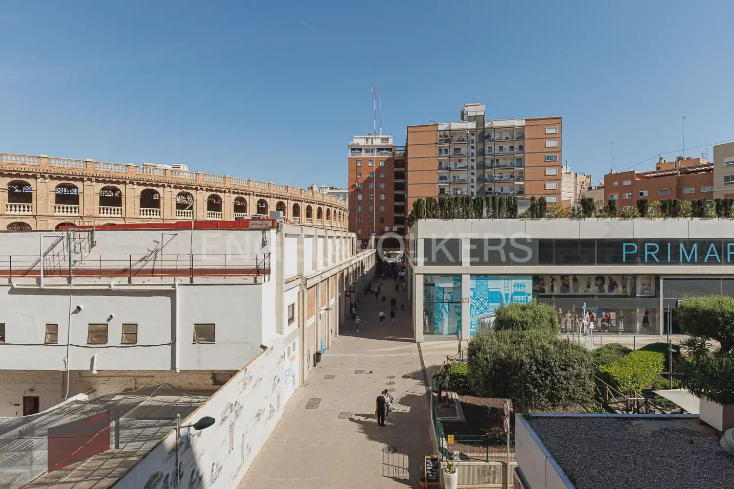 3 bedroom Flat for rent in Valencia city - € 2,100 (Ref: 9995975)