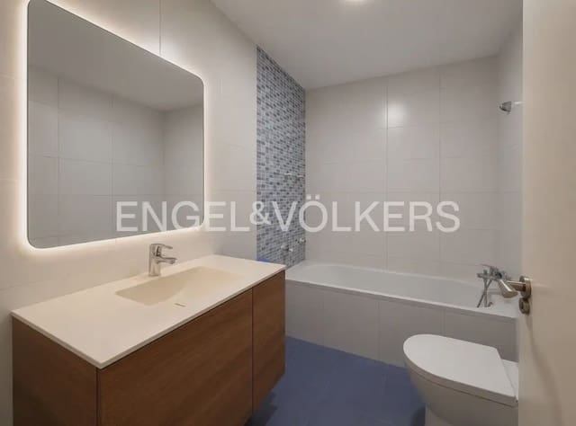 4 bedroom Flat for rent in Russafa, Valencia city - € 2,500 (Ref: 9995977)