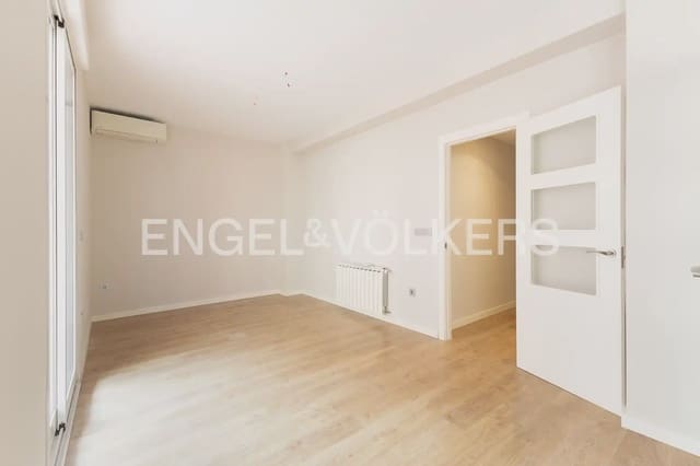 4 bedroom Flat for rent in Russafa, Valencia city - € 2,500 (Ref: 9995977)