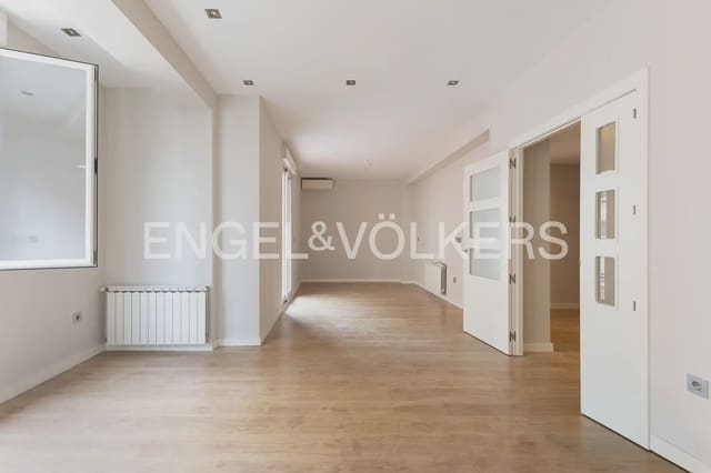 4 bedroom Flat for rent in Russafa, Valencia city - € 2,500 (Ref: 9995977)